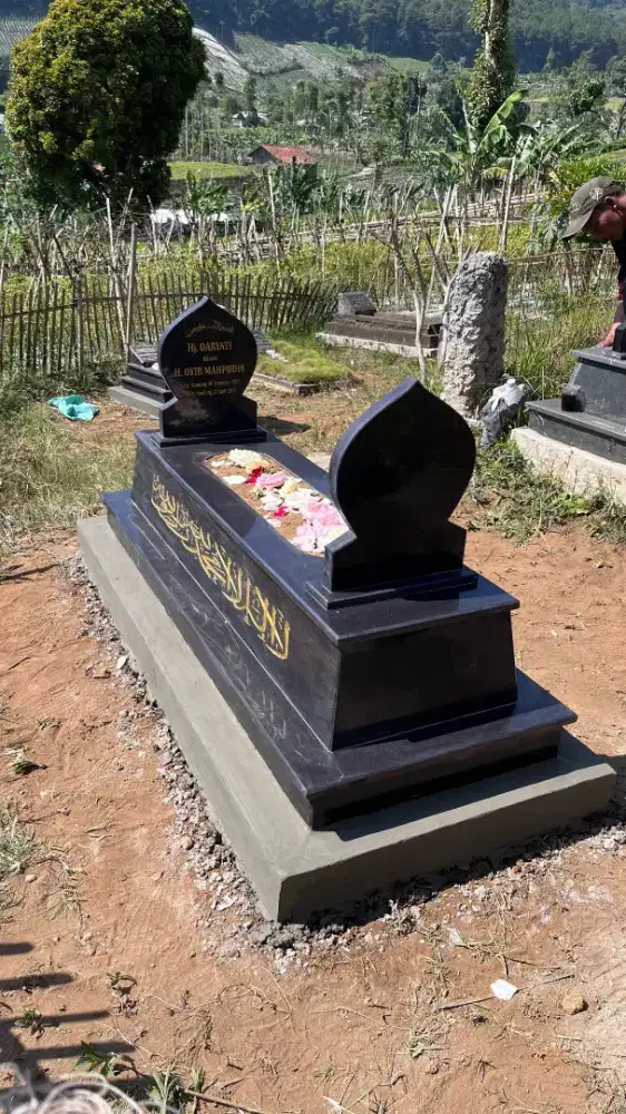 Nisan dan makam batu granit