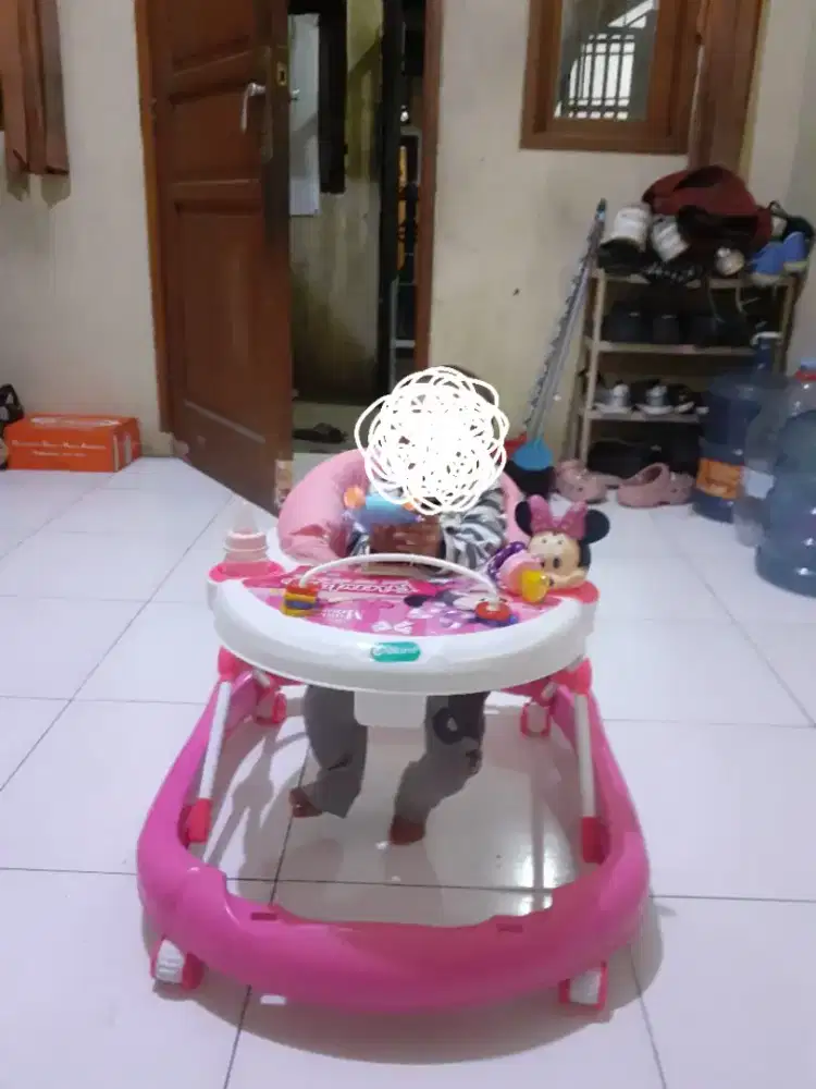 Bouncer bayi perempuan,