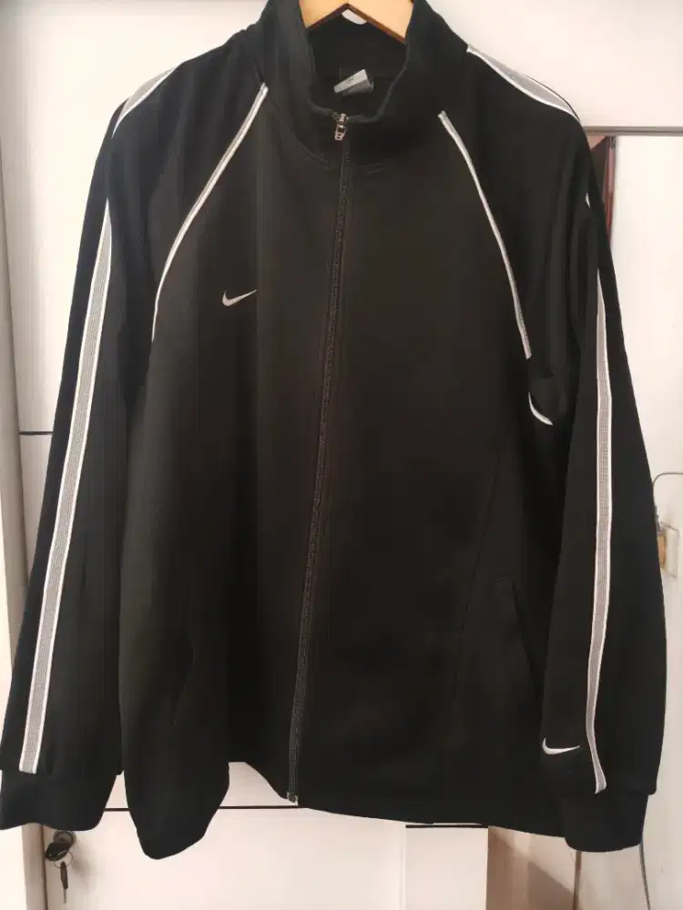 Tracktop Warna hitam