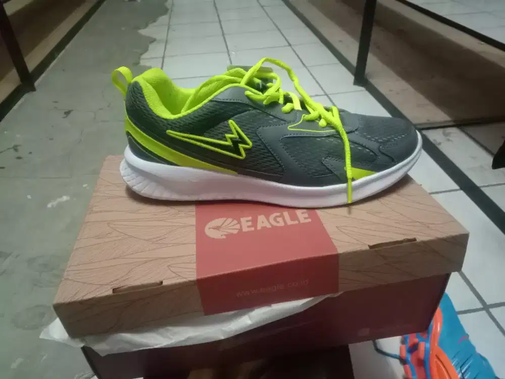 Sepatu joging egal