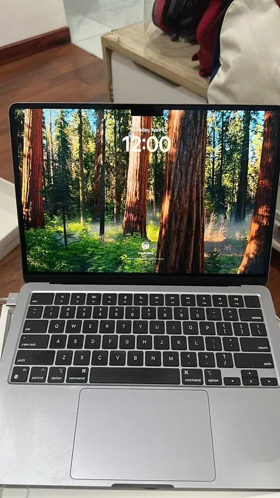 Macbook Air M2 13-inch 256/8Resmi IBOX Second Fullset Original