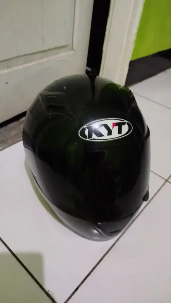 Helm KYT R10 warna hitam polos
