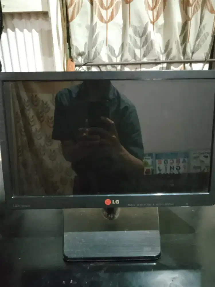 Monitor komputer LG 16 inch
