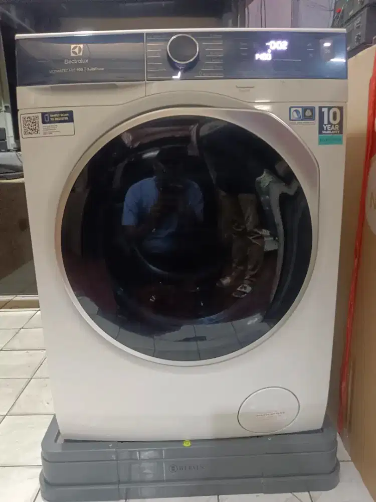 Mesin cuci Electrolux front loading type EWF1141R9WB 11Kg