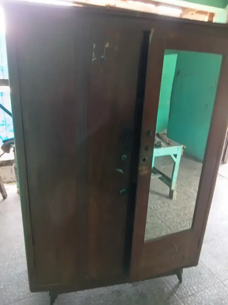 Lemari pakaian bekas kayu jati.