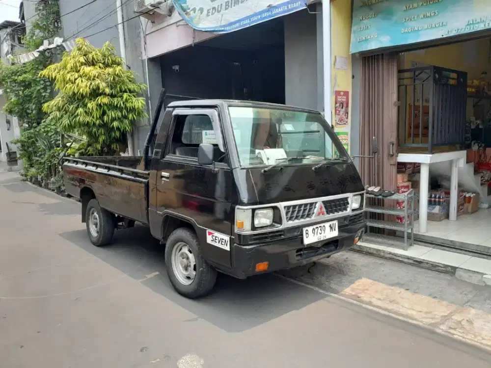 Mitsubishi L300 pickup solar