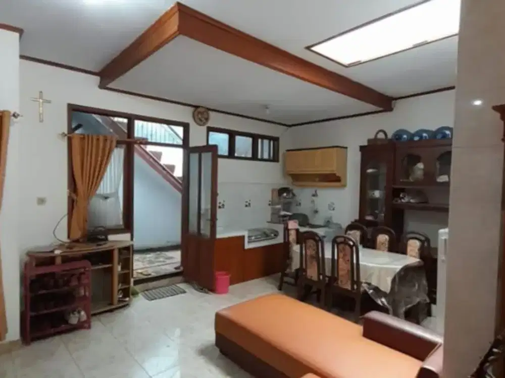Rumah Bangunan 3 Lantai Siap Huni di Antapani