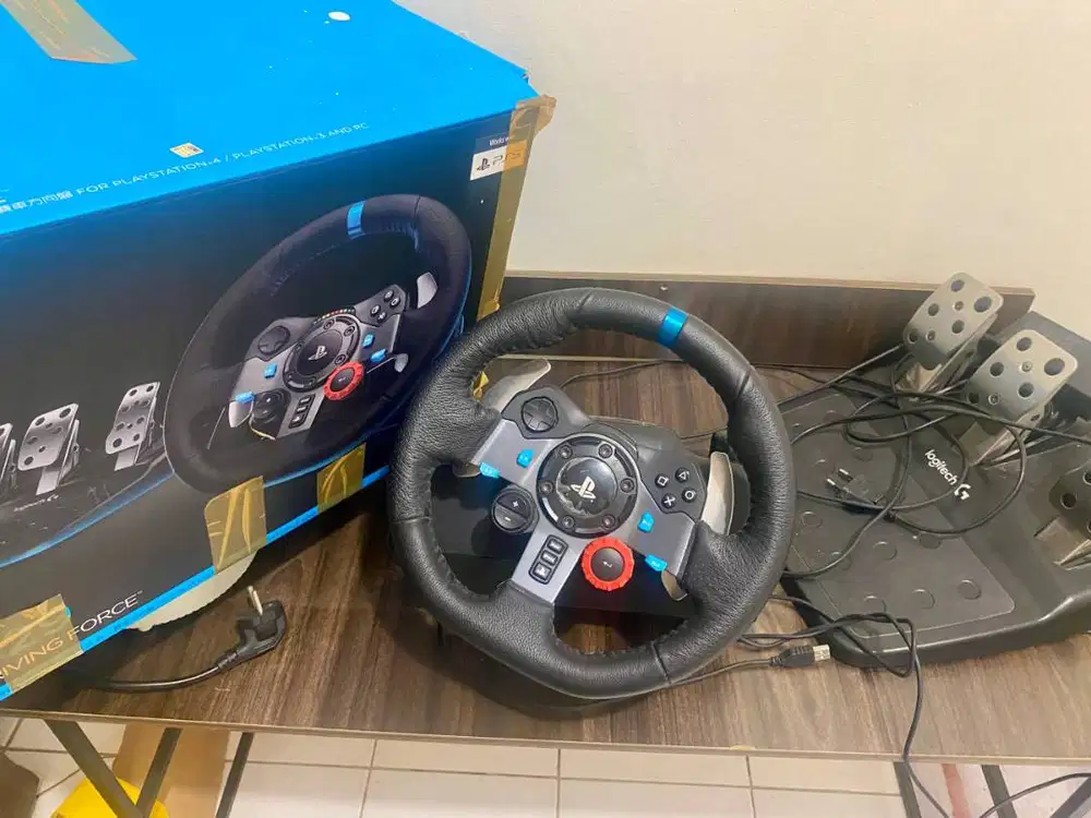 Logitech G29 Driving Force Racing Wheel and Pedal for PC, PS4 and PS5