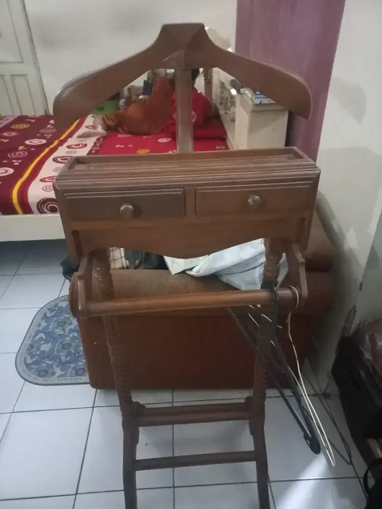 Rak gantungan jas kayu jati