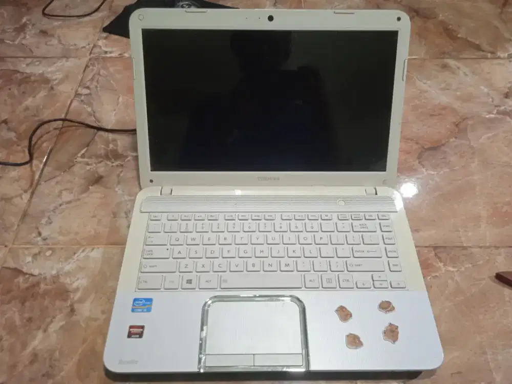Toshiba Satellite L840 Core i5 gen 3 RAM 4GB HDD 500GB VGA RADEON 2GB