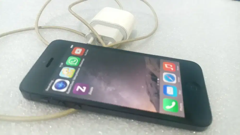 iPhone 5 lengkap dengan charger