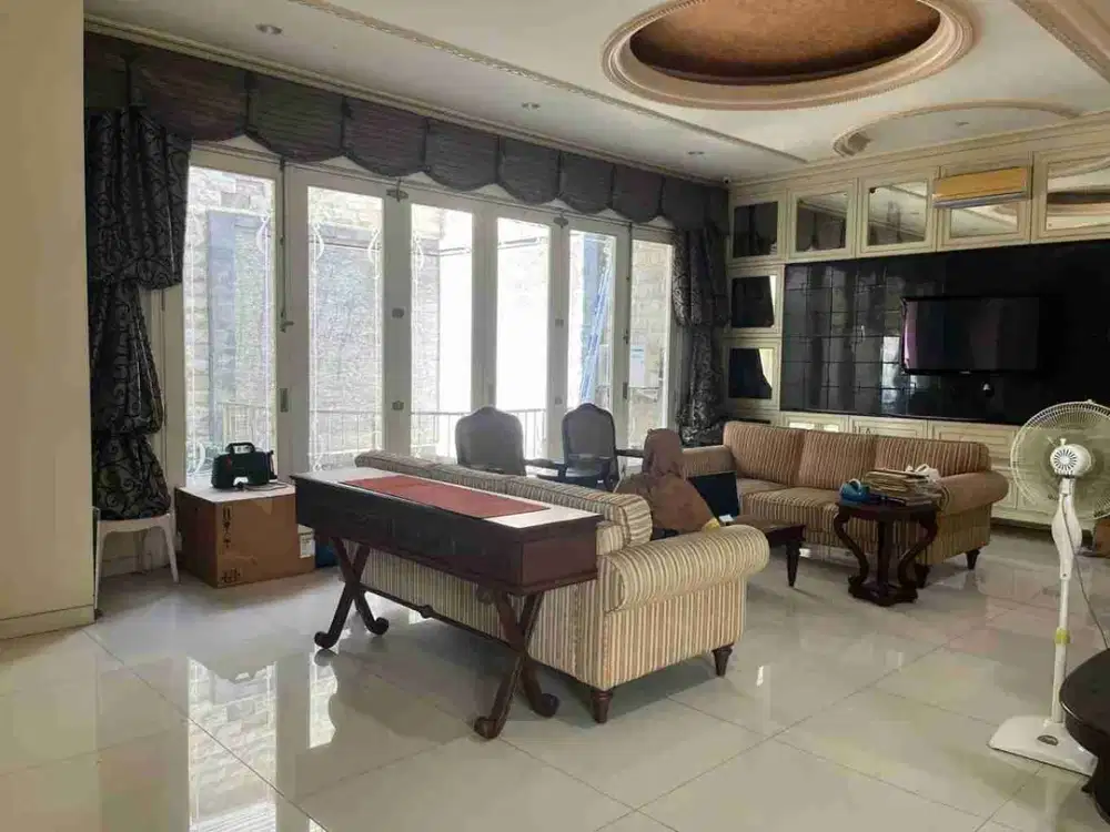 Sewa Rumah Mewah Pakuwon City Cluster Westwood Jalan Kembar Furnished. Sekia Kamar Master Bedroom dengan kamar mandi dalam dan walking closet.Murah Nego. Minimal 2 tahun