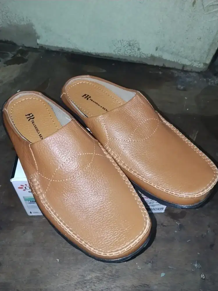 Sepatu Bustong Sandal Selop Pria Fransisca Renaldy Tan Mulus Like New