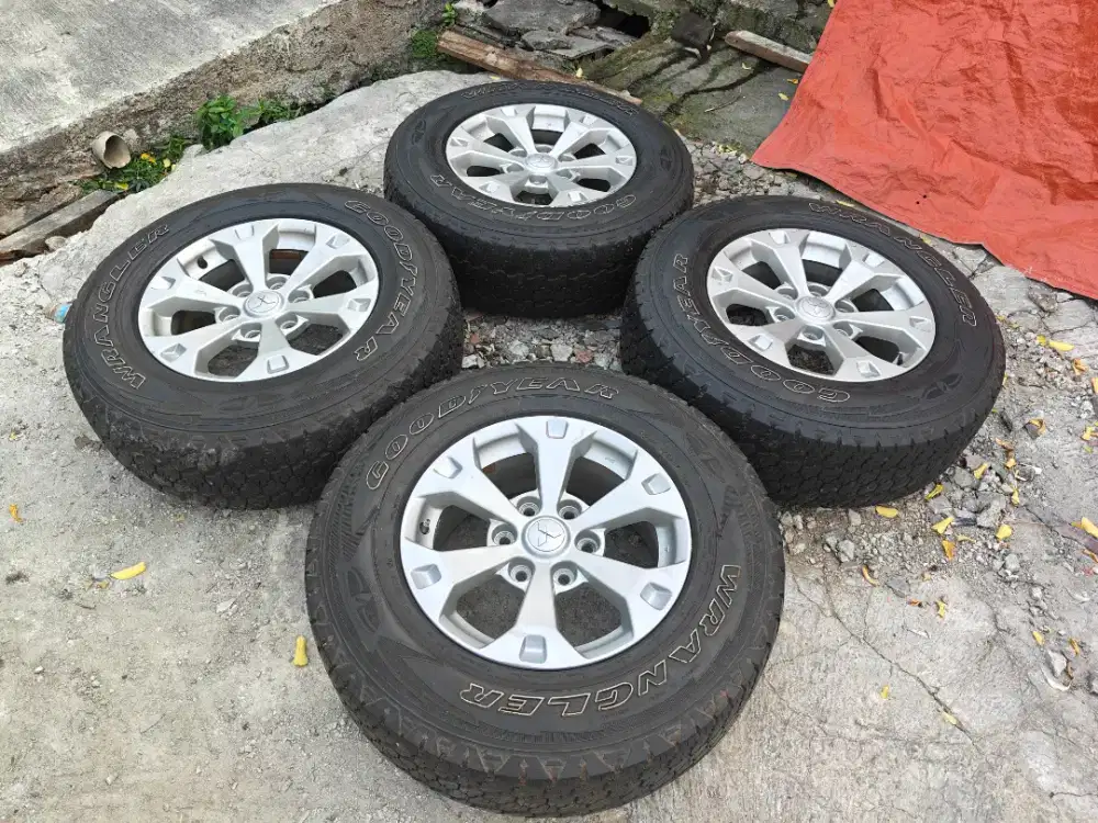 Jual vleg OEM Pajero Dakar R17 pcd 6x139 kond mulus 4pcs.