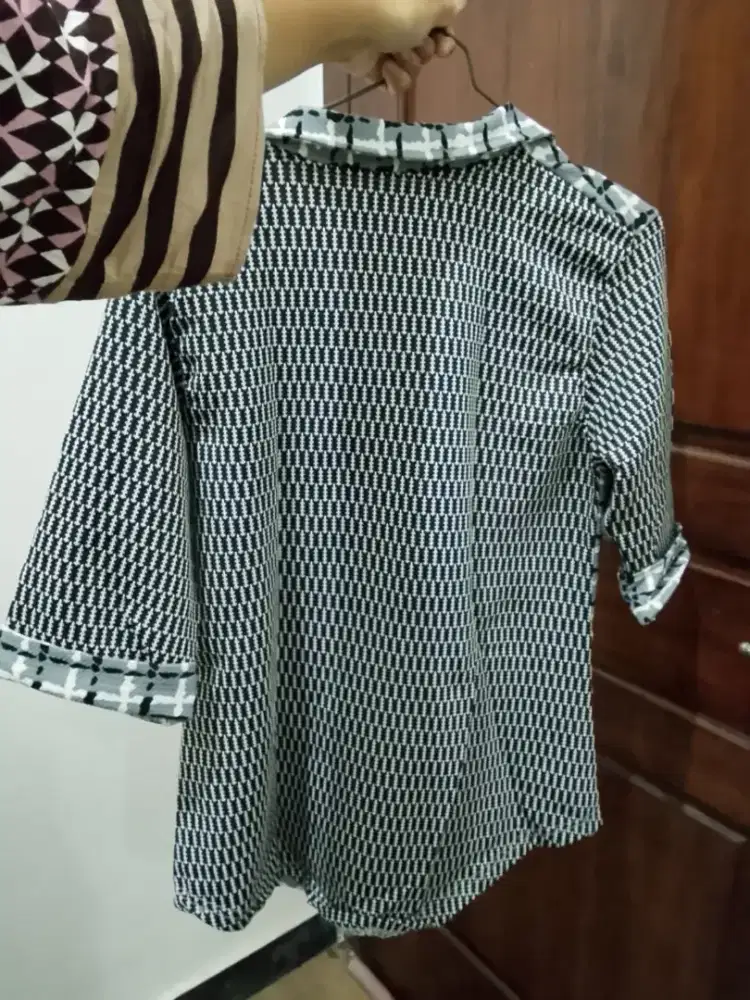 Atasan wanita, dengan motif garis ada tali dibagian pinggang