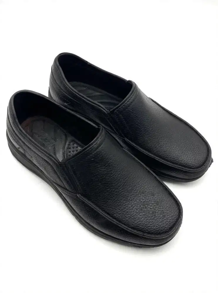 SLIP ON HITAM SIZE  38