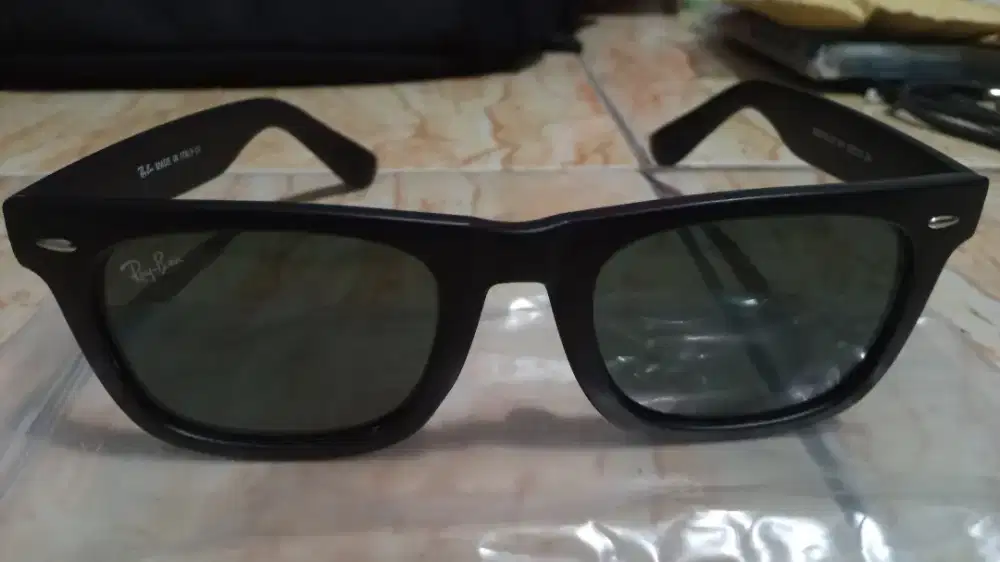 Kacamata hitam Ray-Ban