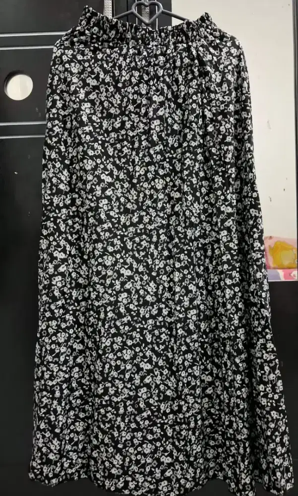 Rok Motif Bunga Hitam Putih Preloved
