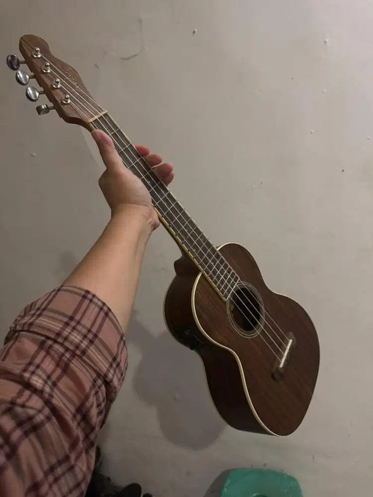 Preloved-Fender rincon electric tenor ukulele