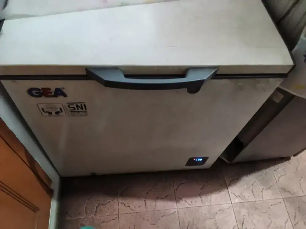 Freezer gea 210 Perlengkapan usaha