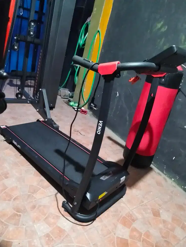 Alat olahraga lari. Treadmill elektrik