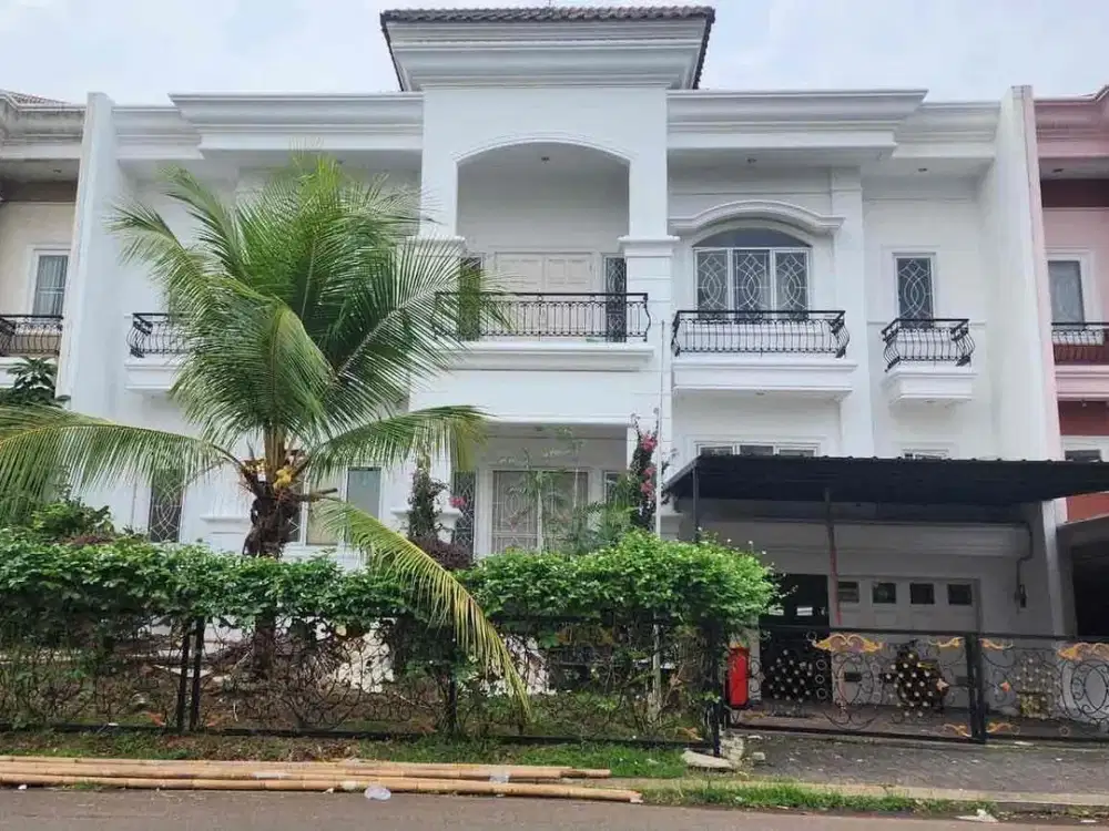 Dijual Rumah di Boulevard Lengkap ada kolam renang di Raffleshills Cibubur jakarta timur