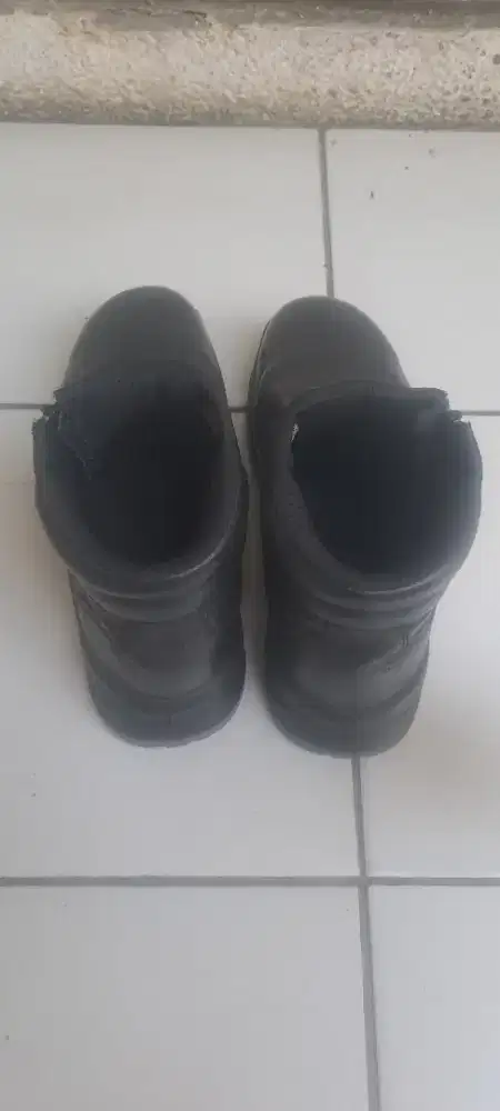 Jual sepatu safety cheetah ori no 8/42 semi boo5