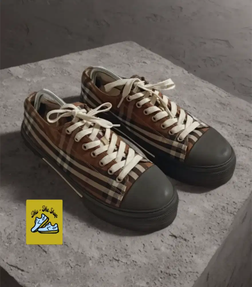 Sepatu sneaker burberry size 43 original itali mewah