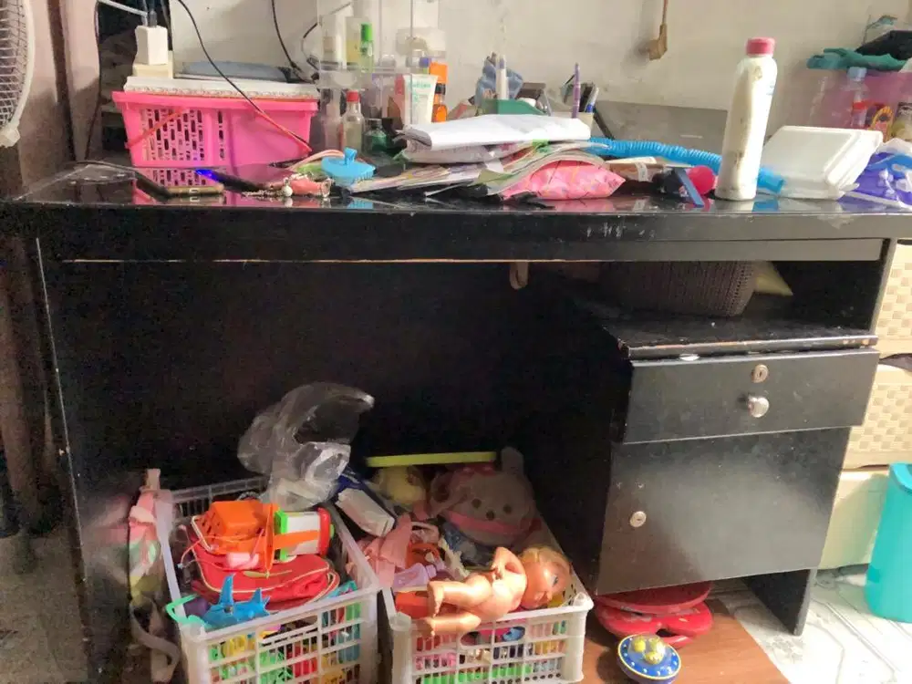 Meja kantor kaca hitam