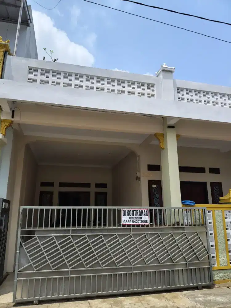DISEWAKAN RUMAH DUA LANTAI BARU DI RENOVASI