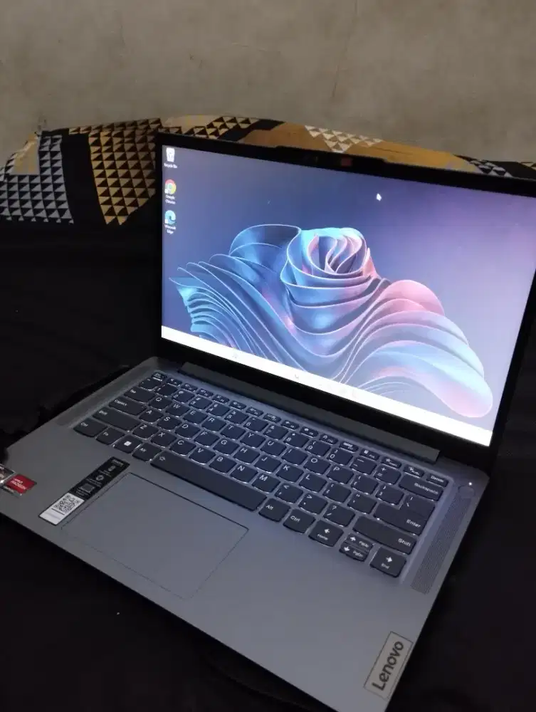 LENOVO IDEAPAD Slim 3 AMD Ryzen 3 7320U RAM 8GB SSD 512GB LIKE  NEW