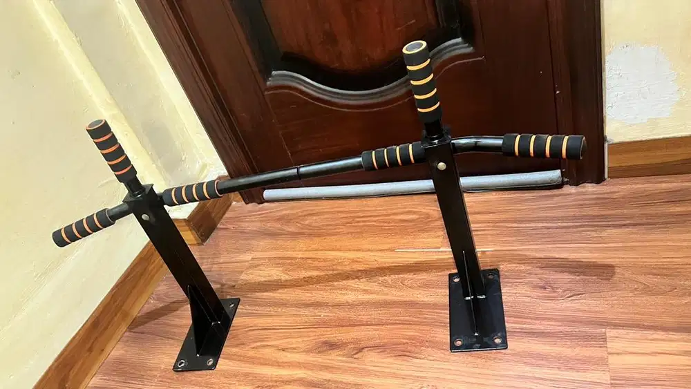 Pull up bar dinding