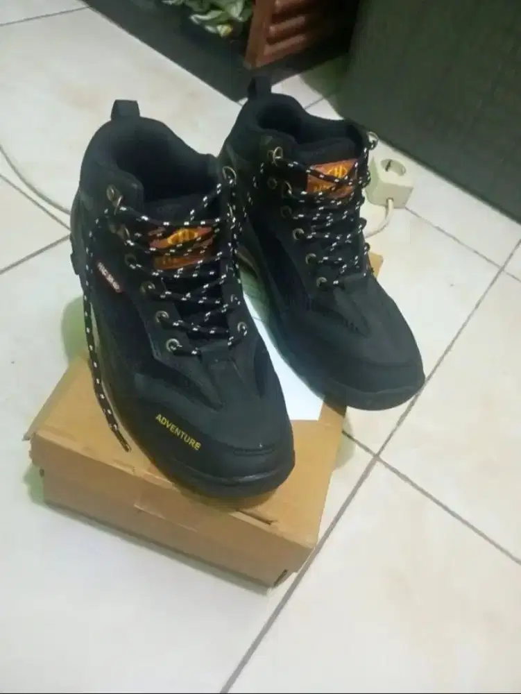 Pakaian outdor celana jaket sepatu matras dan slepingbad