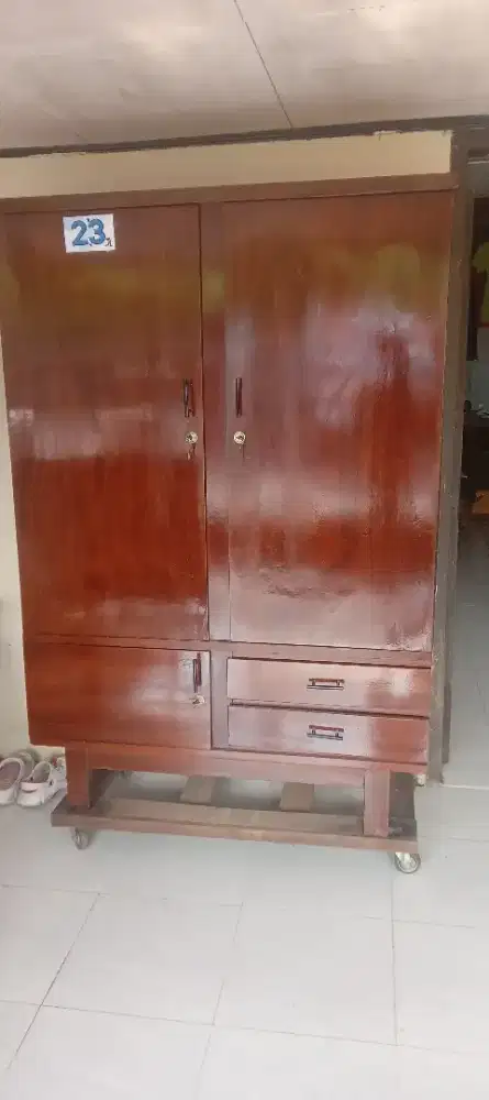 Lemari jati lawas