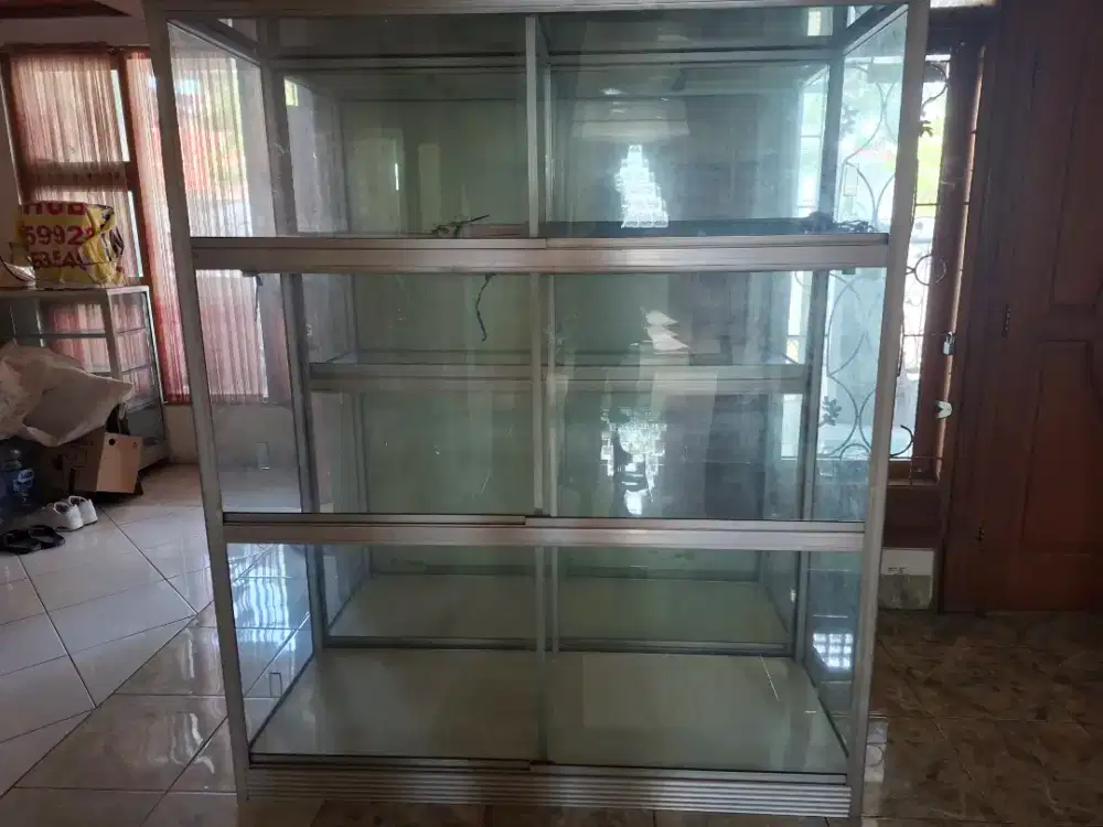 Etalase kaca display baju