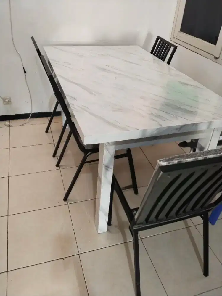 Meja makan jati