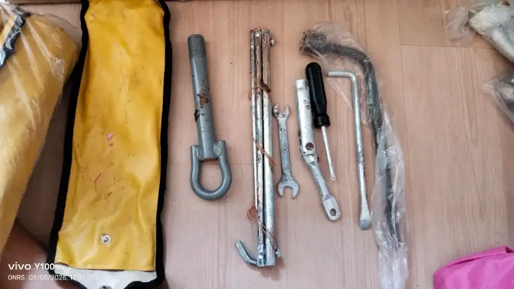 Toolkit / Kunci Roda Avanza Original Set Plus Segitiga Pengaman