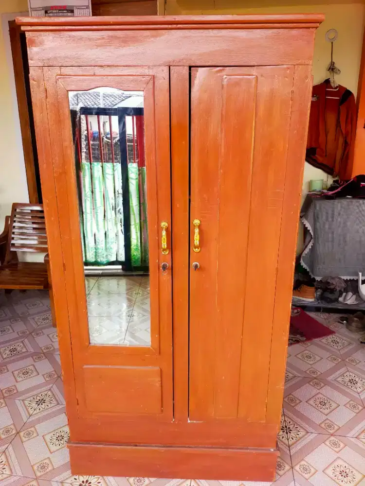 LEMARI PAKAIAN ADA KACANYA