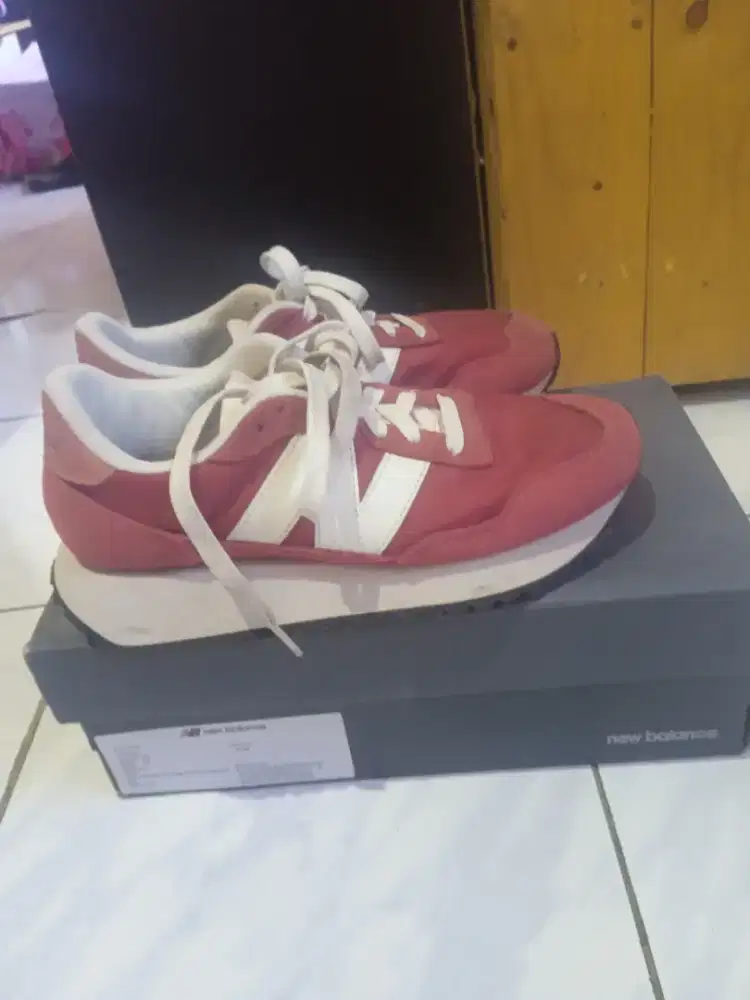 Sepatu new balance maroon