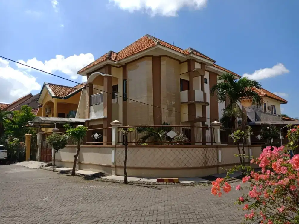 Dijual Rumah hook plafon tinggi di Kebraon Indah Surabaya