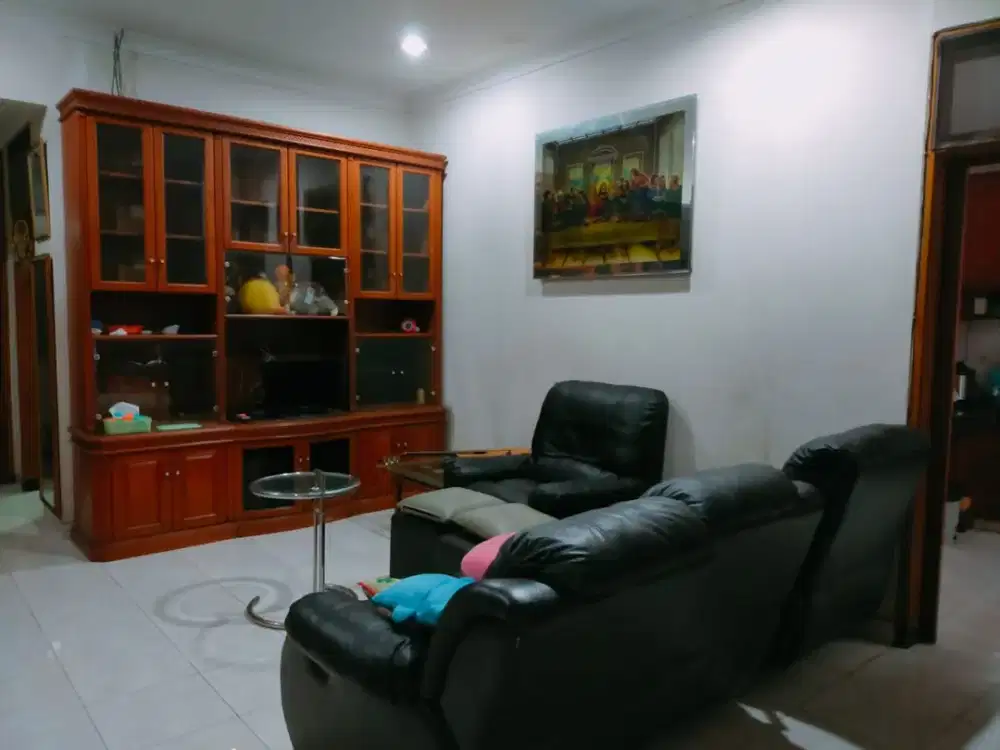 Dijual Rumah Hitung Tanah Siap Pakai Lokasi di Komplek Singgasana Pradana Bandung