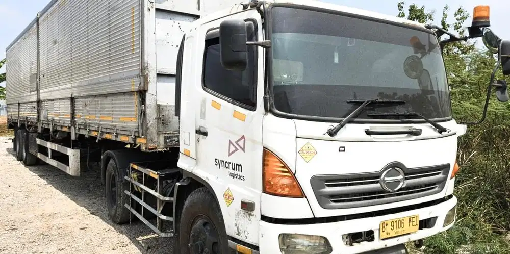 Hino engkel 4x2 SG 260 J head trailer big mama wingbox 2013 wing box