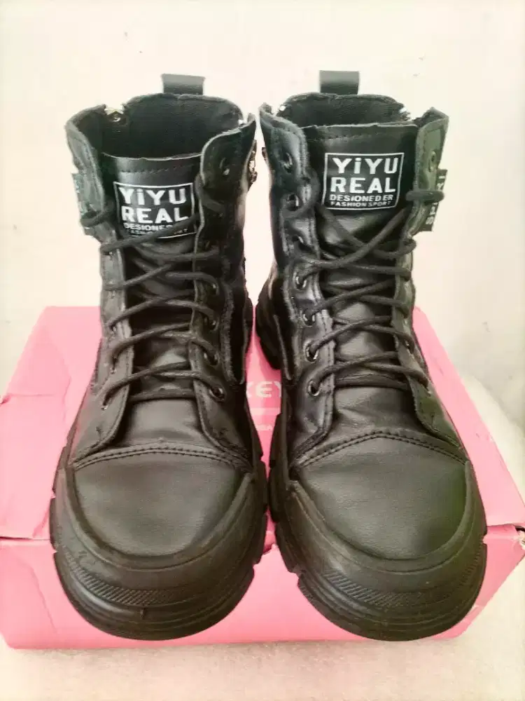 Sepatu boots hitam