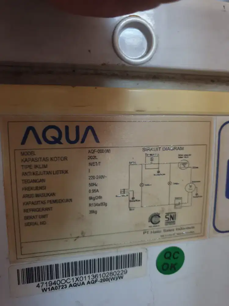 Di jual freezer ukuran 2L merk Aqua