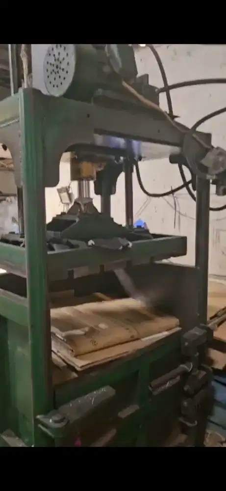 Mesin press kardus, plastik