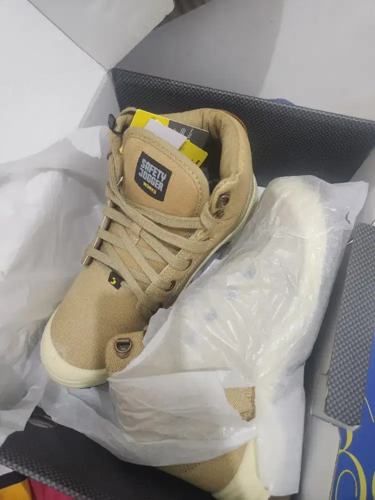 Sepatu safety jogger