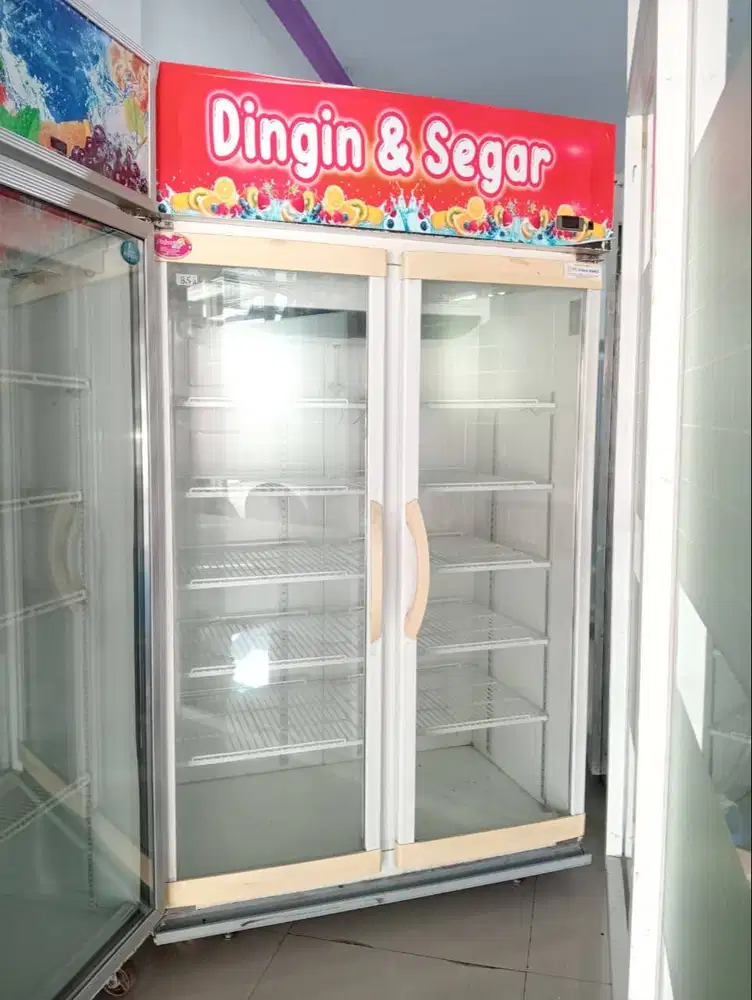 Showcase 2 pintu bekas murah