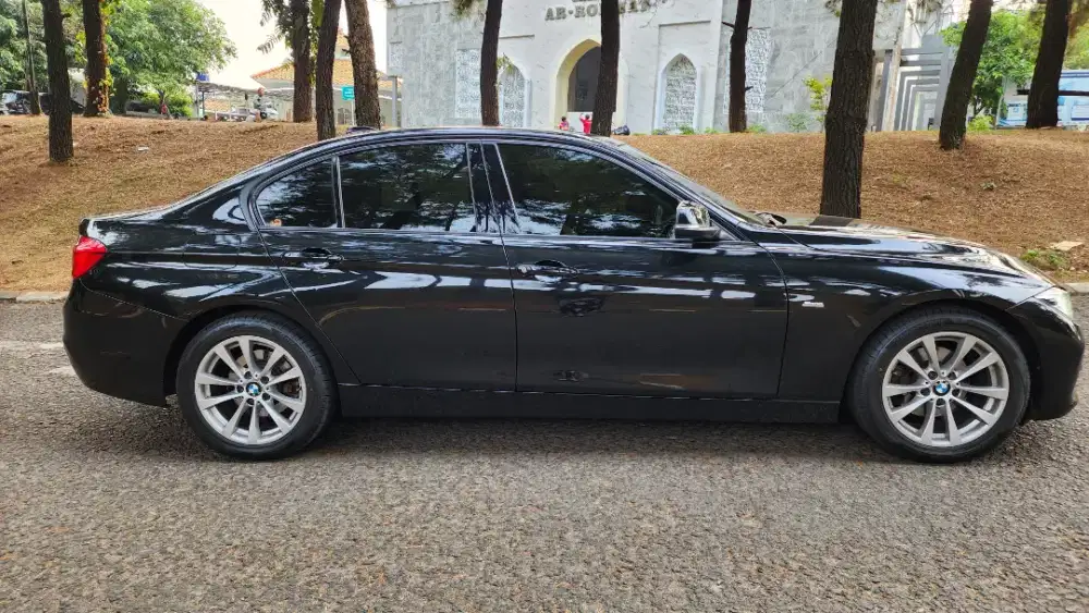 BMW 320i sport 2017 hitam metalik  barang simpanan odo rendah