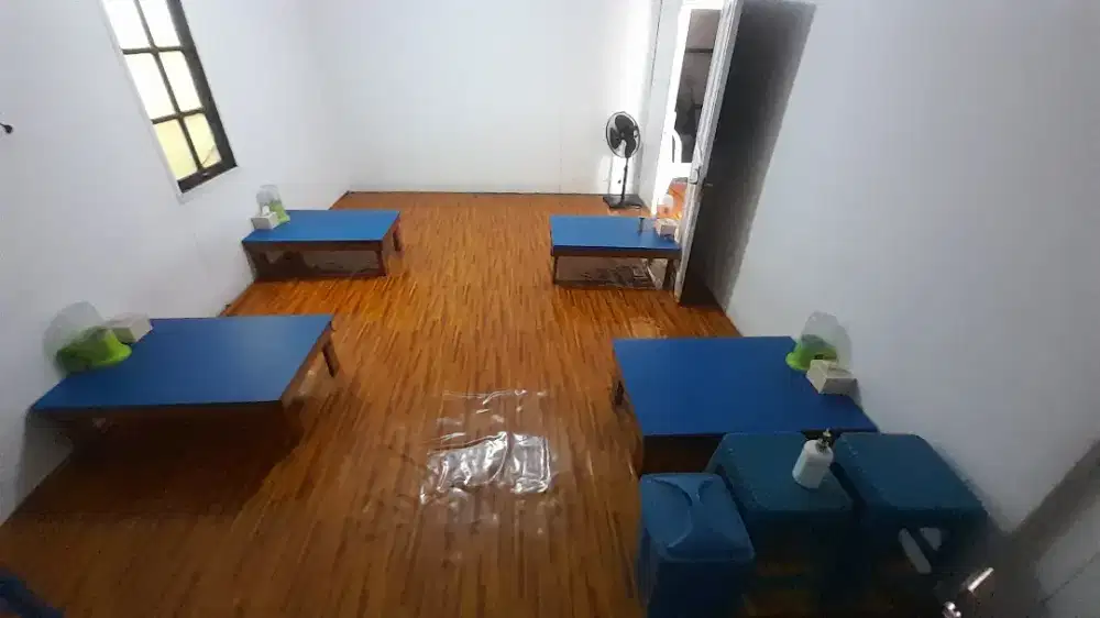 Meja jualan lesehan