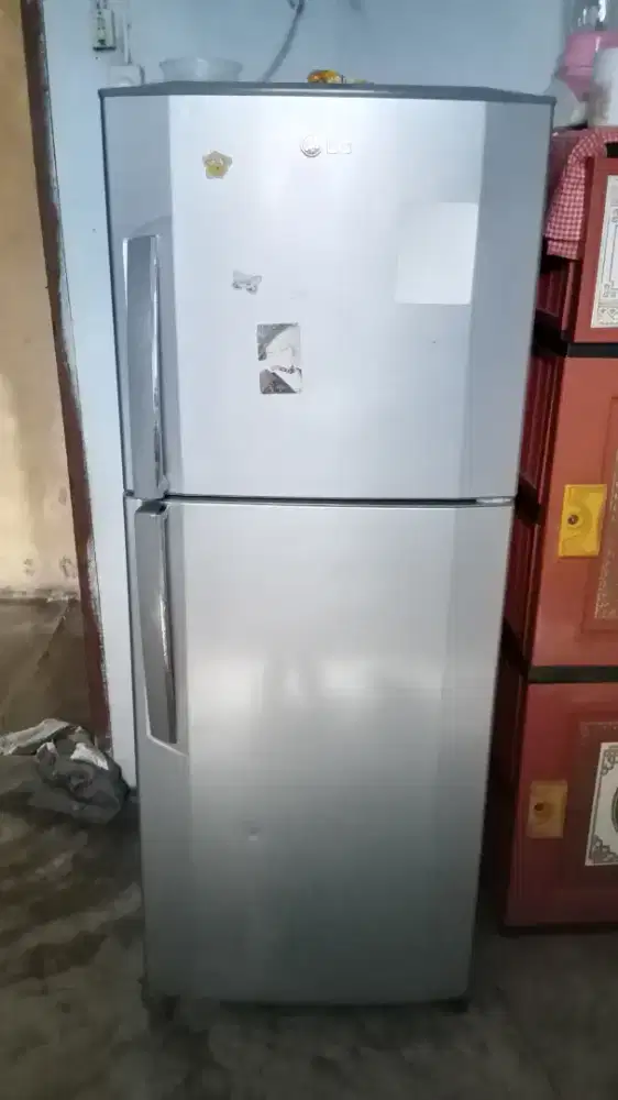 Jual kulkas LG 2 pintu kondisi dingin dan beku..pemakaian pribadi